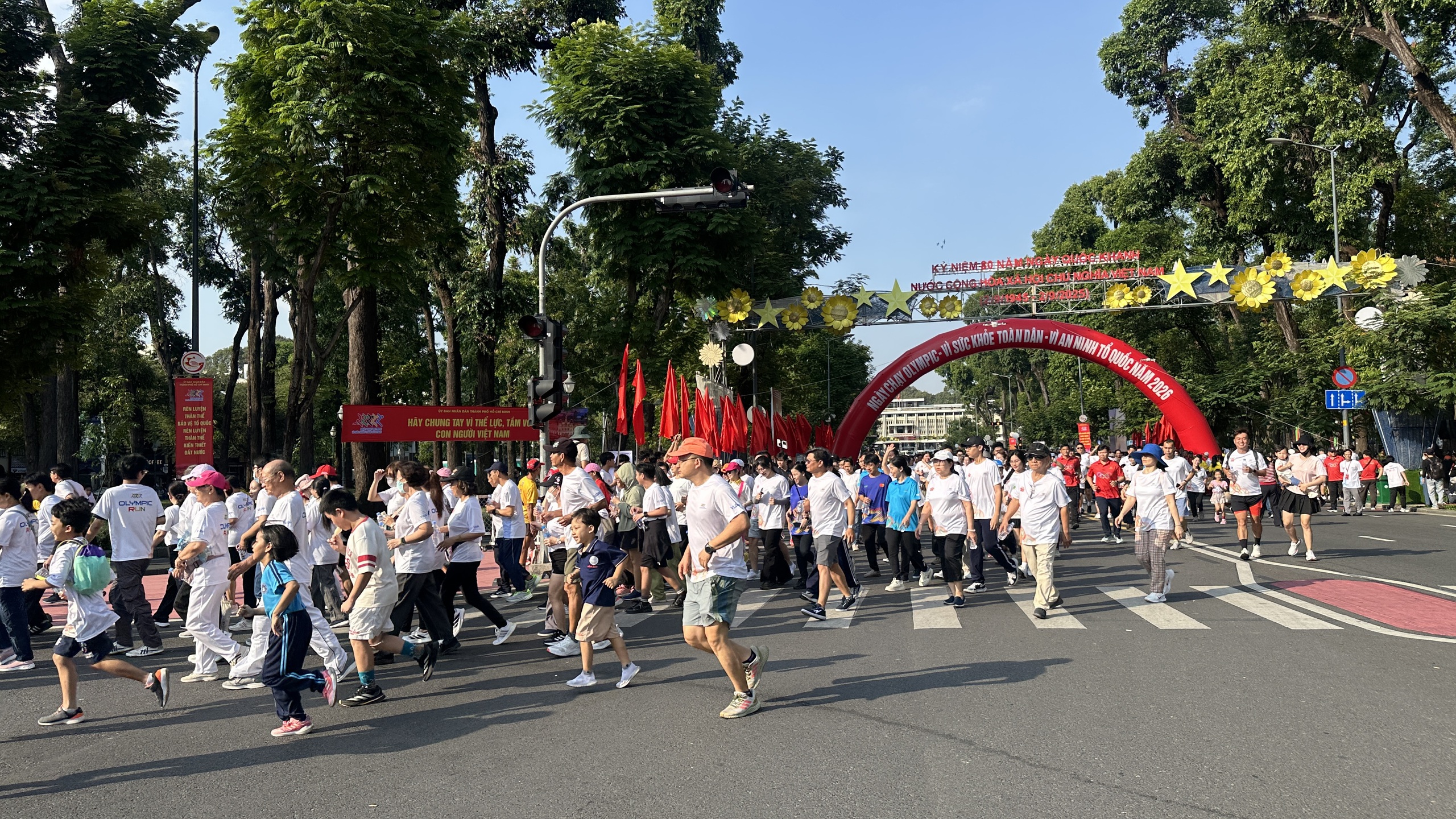 Hàng nghìn người tham gia Ngày chạy Olympic sức khỏe toàn dân tại TP.HCM- Ảnh 1. Hàng nghìn người tham gia Ngày chạy Olympic sức khỏe toàn dân tại TP.HCM- Ảnh 1.