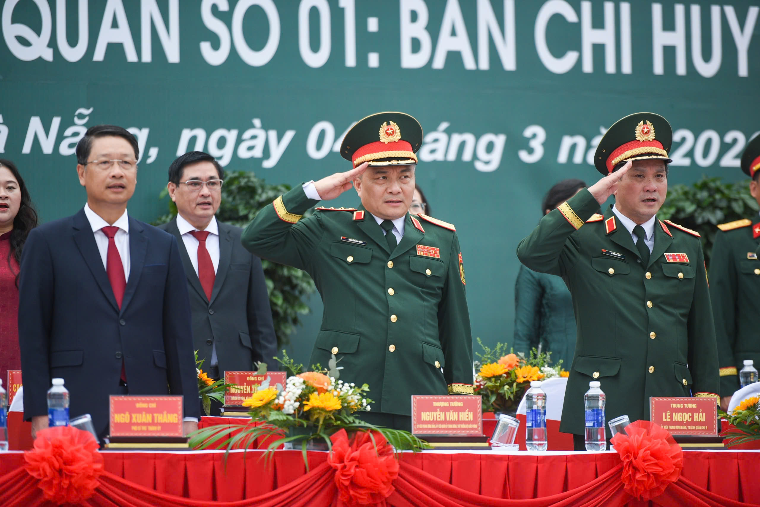 Hàng nghìn thanh niên nhập ngũ, tân binh xúc động nói về lời hứa với gia đình- Ảnh 2.