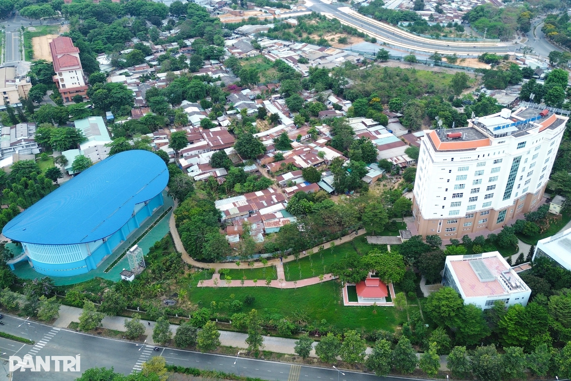 Hàng trăm căn nhà bao vây ngôi trường ở TPHCM suốt hàng chục năm - 1 Hàng trăm căn nhà bao vây ngôi trường ở TPHCM suốt hàng chục năm - 1