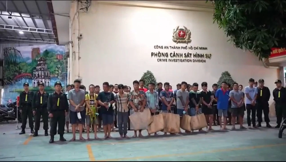 Công an đưa hàng chục người về trụ sở để sàng lọc, làm rõ vai trò. Ảnh: CA 4.jpg