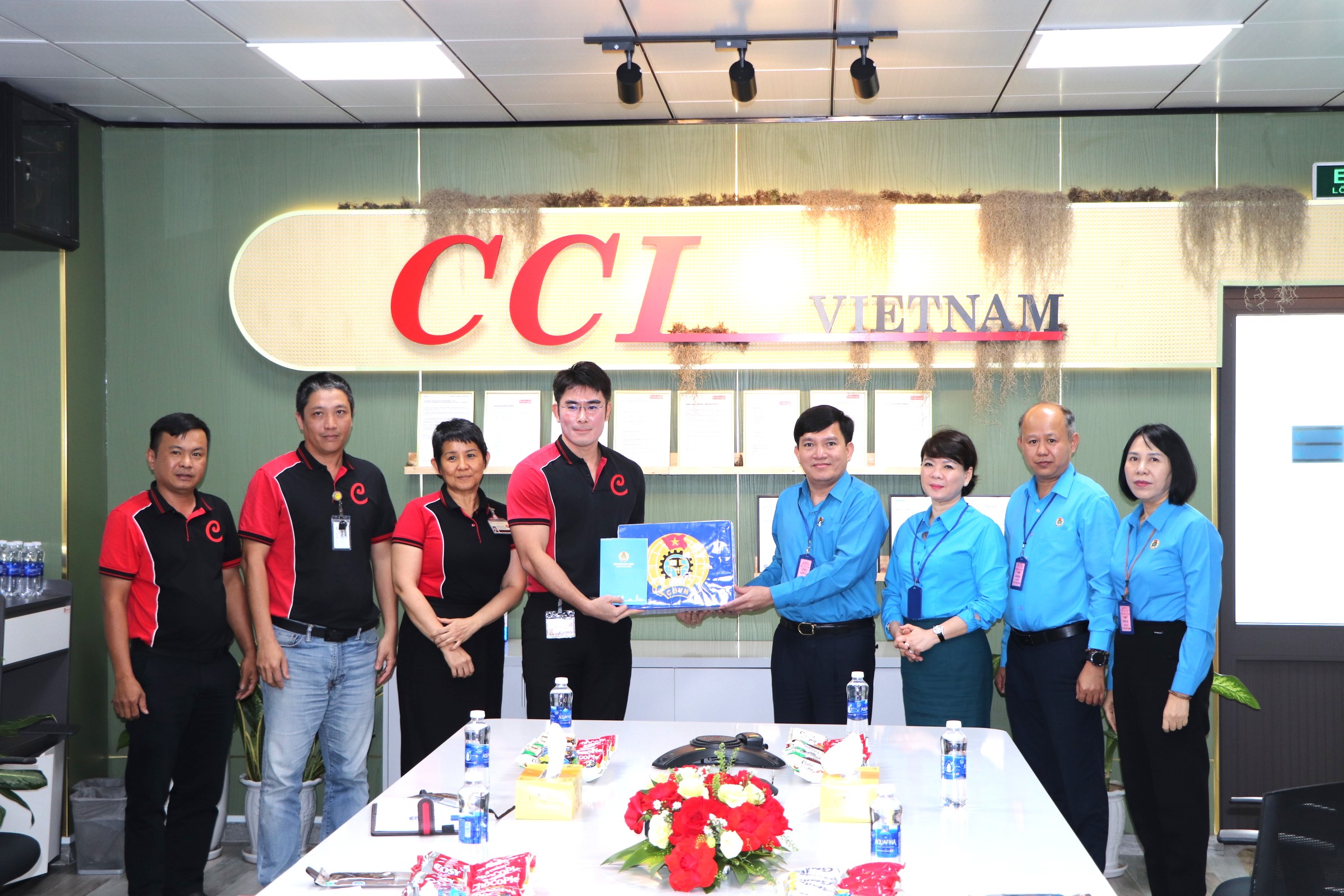 Hàng trăm công nhân ở Đà Nẵng nhận niềm vui bất ngờ đầu năm mới 1 Hàng trăm công nhân ở Đà Nẵng nhận niềm vui bất ngờ đầu năm mới - Ảnh 1.