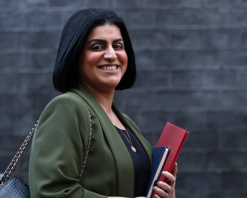 Hàng trăm sinh viên bàng hoàng khi bị Anh dừng cấp visa du học - 1