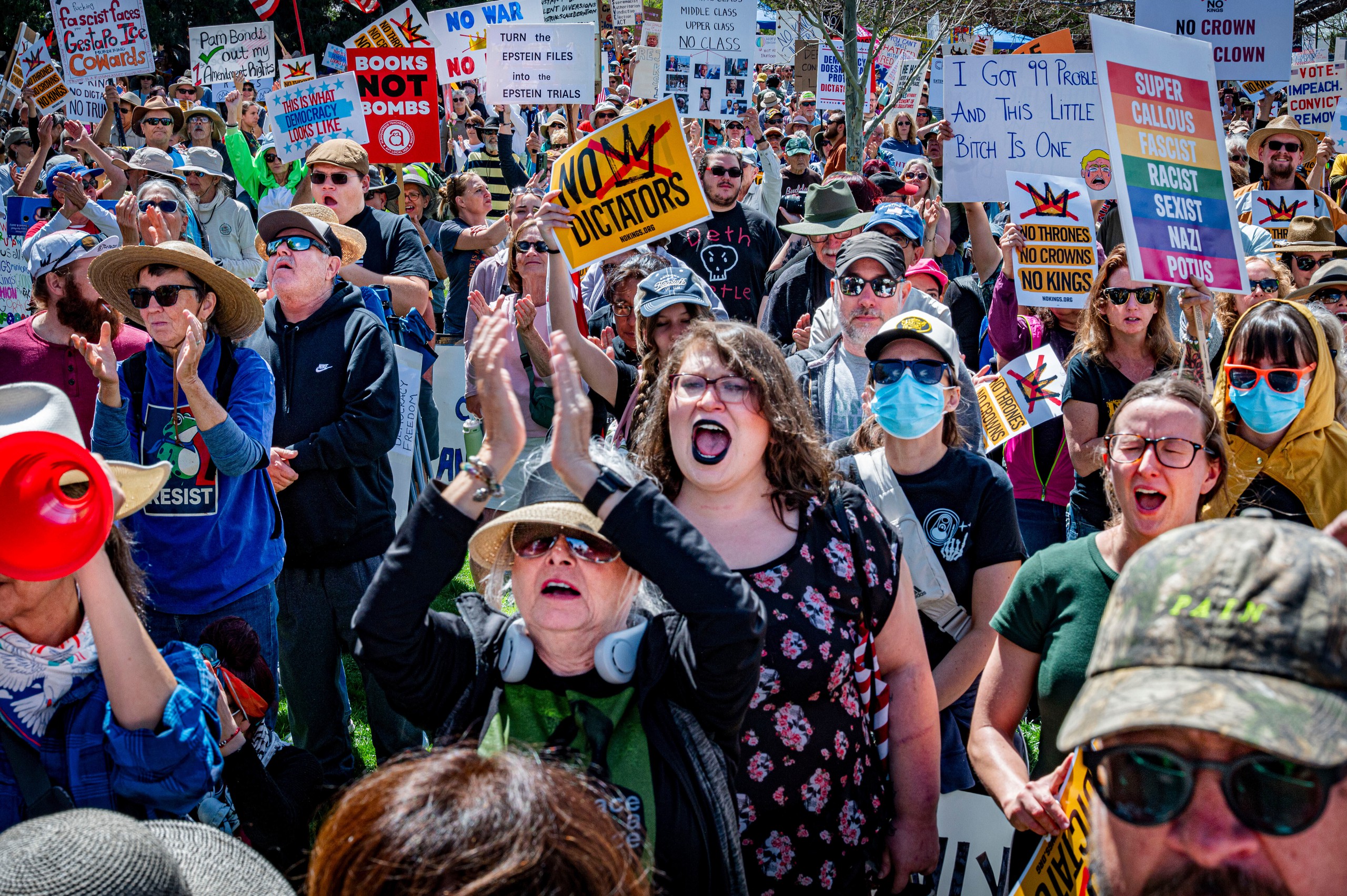 Hàng triệu người Mỹ biểu tình 'No Kings' tại 50 bang, phản đối ông Trump và chiến tranh Iran - Ảnh 1.
