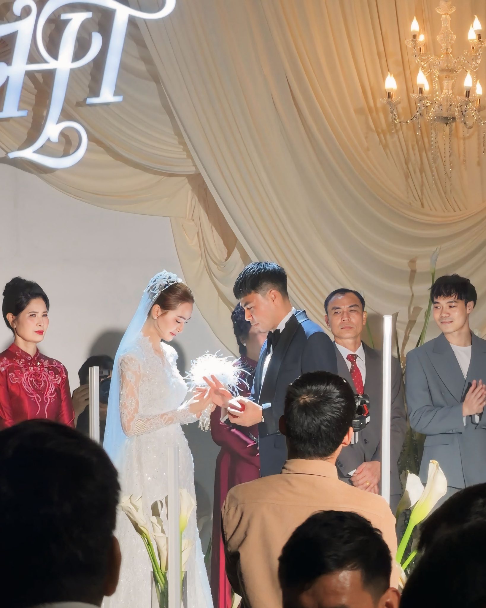 Hành động bất ngờ của Văn Toàn trong đám cưới MC Mù Tạt- Ảnh 2. Hành động bất ngờ của Văn Toàn trong đám cưới MC Mù Tạt- Ảnh 2.