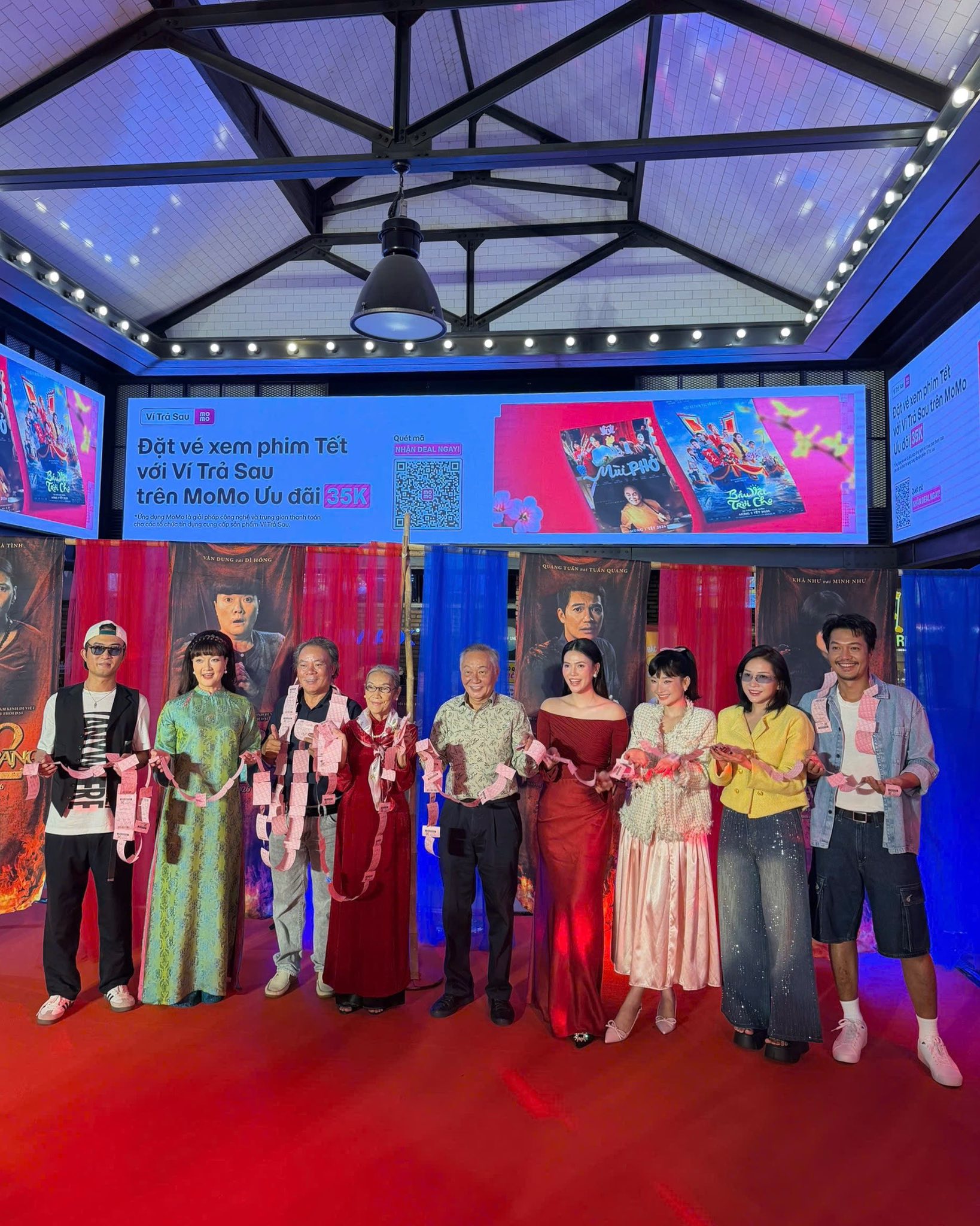 Hành động khó hiểu của Doãn Quốc Đam trong rạp chiếu phim khiến MXH xôn xao- Ảnh 1.