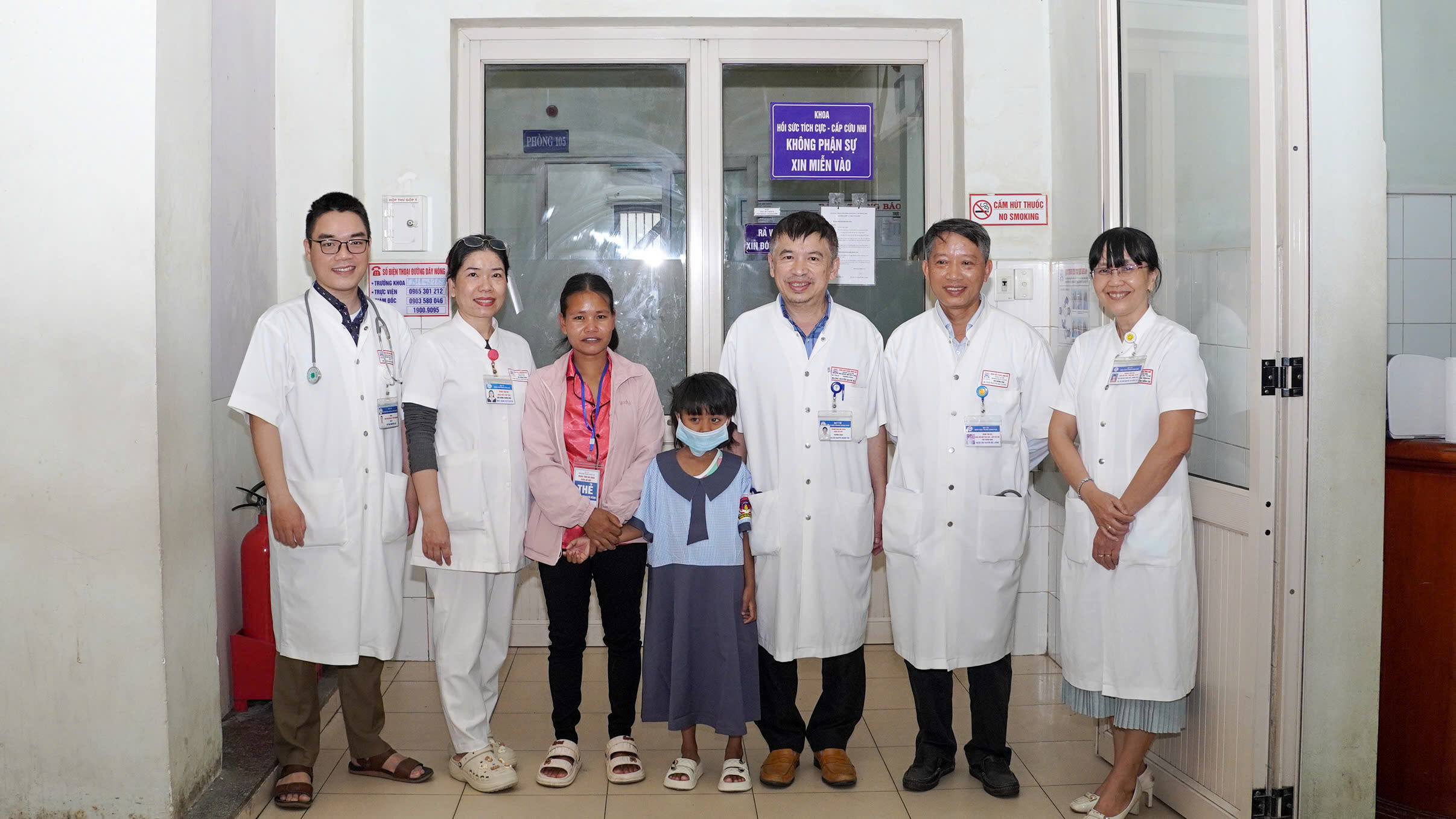 Hành khách đi máy bay hỗ trợ đưa huyết thanh từ TP.HCM ra Huế cứu sống bé gái bị rắn cạp nia cắn - Ảnh 1.