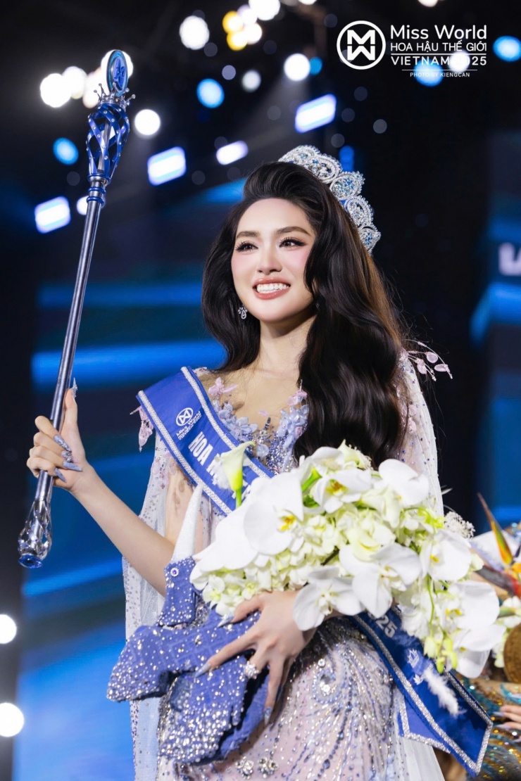Hành trình chinh phục vương miện Miss World Vietnam của Phương Oanh 1 Phan Phương Oanh, 23 tuổi, quê Hà Nội, tốt nghiệp ngành Kinh doanh Quốc tế, Đại học Kinh tế Quốc dân. Ngay từ vòng đầu, cô được đánh giá là thí sinh nổi bật nhờ ngoại hình sáng và phong thái tự tin.