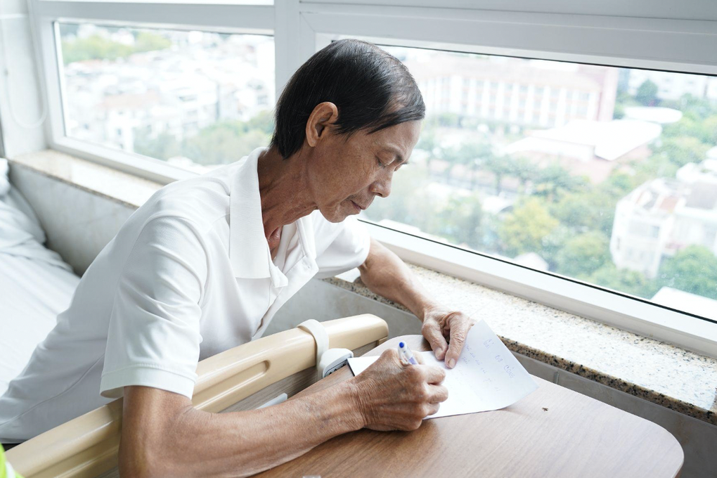 Hành trình điều trị xúc động của bệnh nhân ung thư từng nghĩ không sống nổi - 1