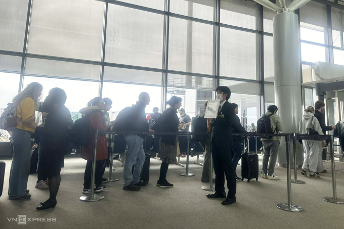 Hành khách sang châu Âu quá cảnh tại sân bay Nhật Bản. Ảnh: Phương Thanh