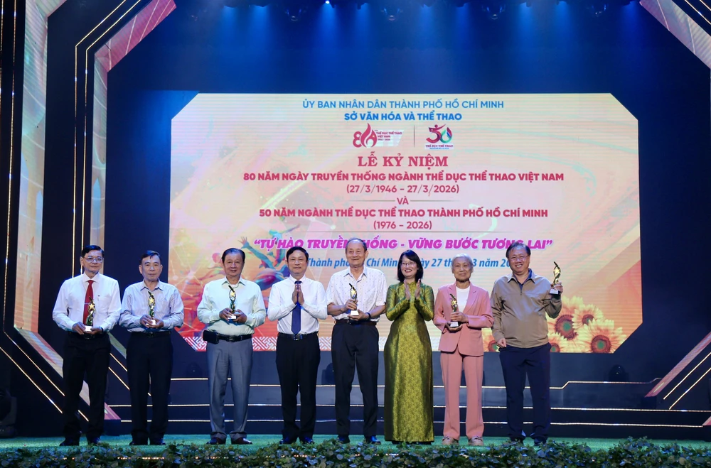 Chủ tịch HĐND TP.HCM - ông Võ Văn Minh (thứ 4 từ trái sang) và Phó Chủ tịch UBND TP.HCM Trần Thị Diệu Thúy trao kỷ niệm chương cho các lãnh đạo ngành thể thao qua các thời kỳ. Ảnh: ANH PHƯƠNG. hanh-trinh-tu-gian-kho-den-dinh-cao-vinh-quang-cua-the-thao-tp-hcm (1).jpg