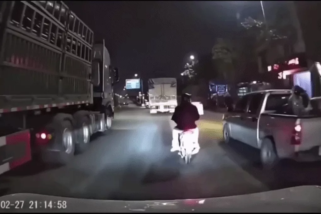 Vụ tạt đầu khiến 3 người suýt ngã vào xe đầu kéo: Hành vi nguy hiểm cho xã hội, có dấu hiệu tội phạm- Ảnh 1. Vụ tạt đầu khiến 3 người suýt ngã vào xe đầu kéo: Hành vi nguy hiểm cho xã hội, có dấu hiệu tội phạm- Ảnh 1.