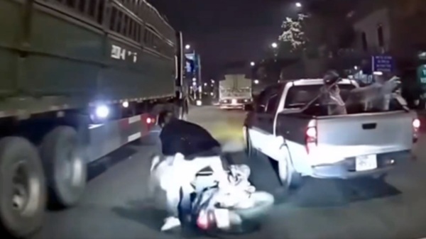 Vụ tạt đầu khiến 3 người suýt ngã vào xe đầu kéo: Hành vi nguy hiểm cho xã hội, có dấu hiệu tội phạm- Ảnh 3. Vụ tạt đầu khiến 3 người suýt ngã vào xe đầu kéo: Hành vi nguy hiểm cho xã hội, có dấu hiệu tội phạm- Ảnh 3.