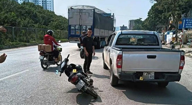 Vụ tạt đầu khiến 3 người suýt ngã vào xe đầu kéo: Hành vi nguy hiểm cho xã hội, có dấu hiệu tội phạm- Ảnh 2. Vụ tạt đầu khiến 3 người suýt ngã vào xe đầu kéo: Hành vi nguy hiểm cho xã hội, có dấu hiệu tội phạm- Ảnh 2.