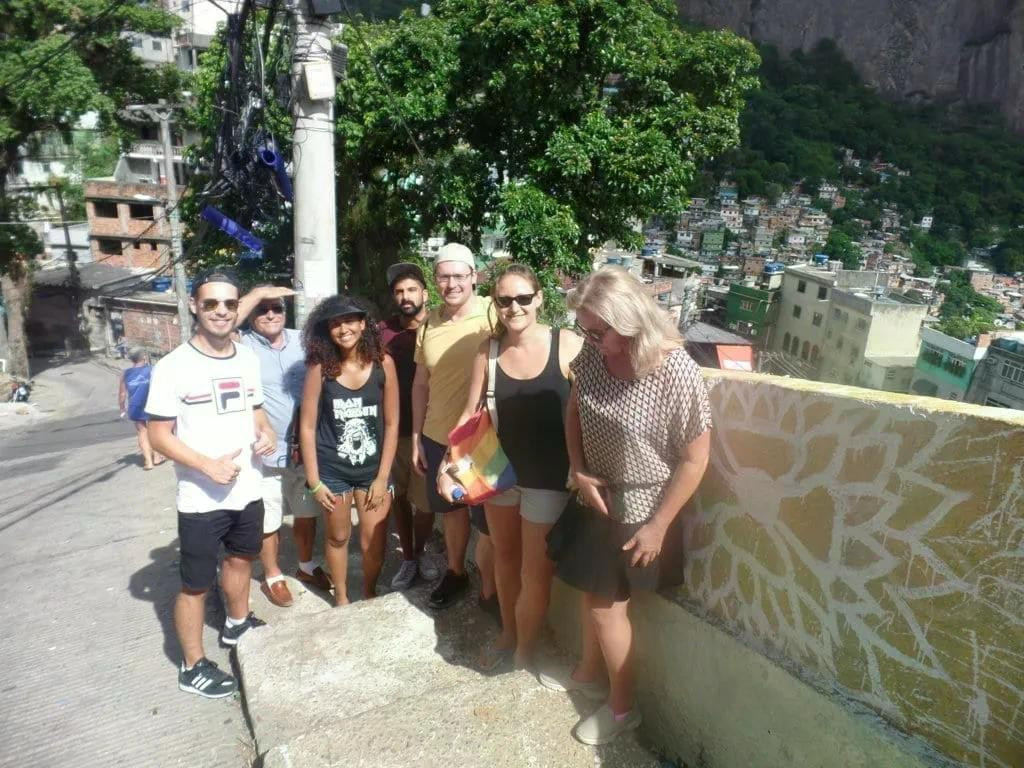 Háo hức xếp hàng 2 tiếng để được check-in 'cổng trời' khu ổ chuột- Ảnh 1.