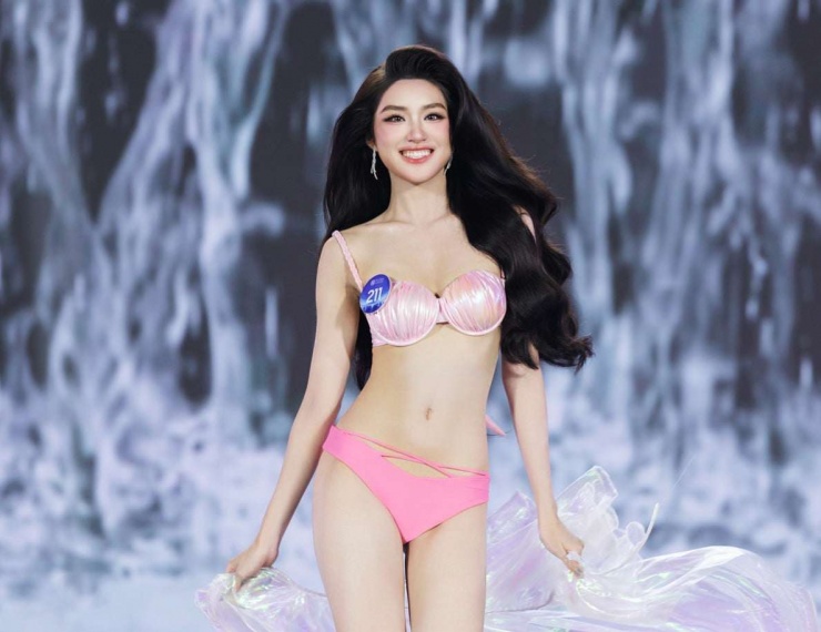 Miss World Vietnam 2025 Phan Phương Oanh trong phần trình diễn trang phục áo tắm tại đêm Chung kết. (Ảnh: BTC)