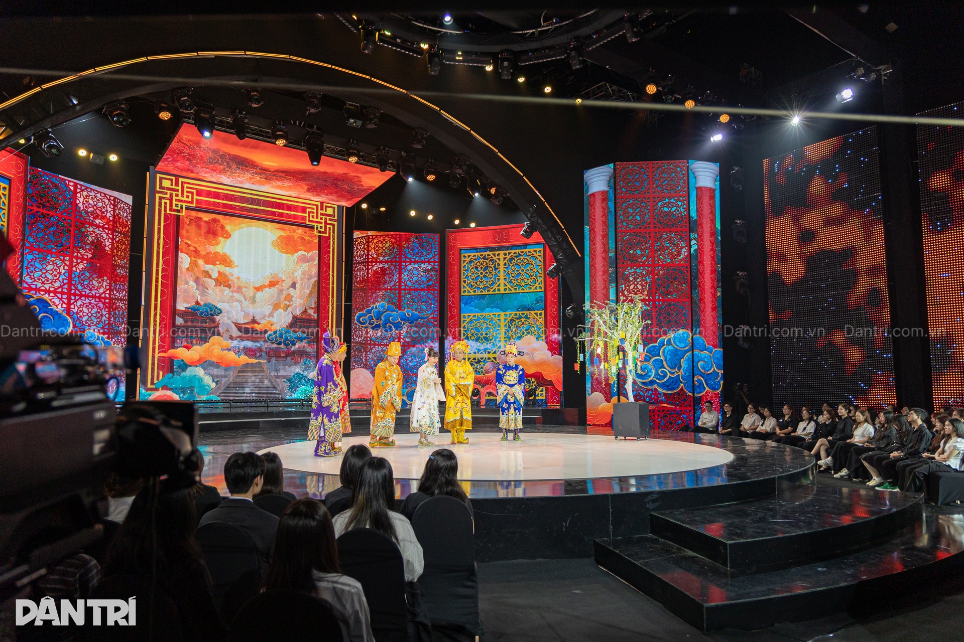 Hé lộ hình ảnh NSND Quốc Khánh tung hứng diễn xuất cùng dàn Táo quân - 1