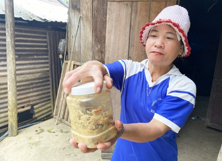 Một hũ cá ủ chua của người dân vùng cao Đà Nẵng. Ảnh: L.T.