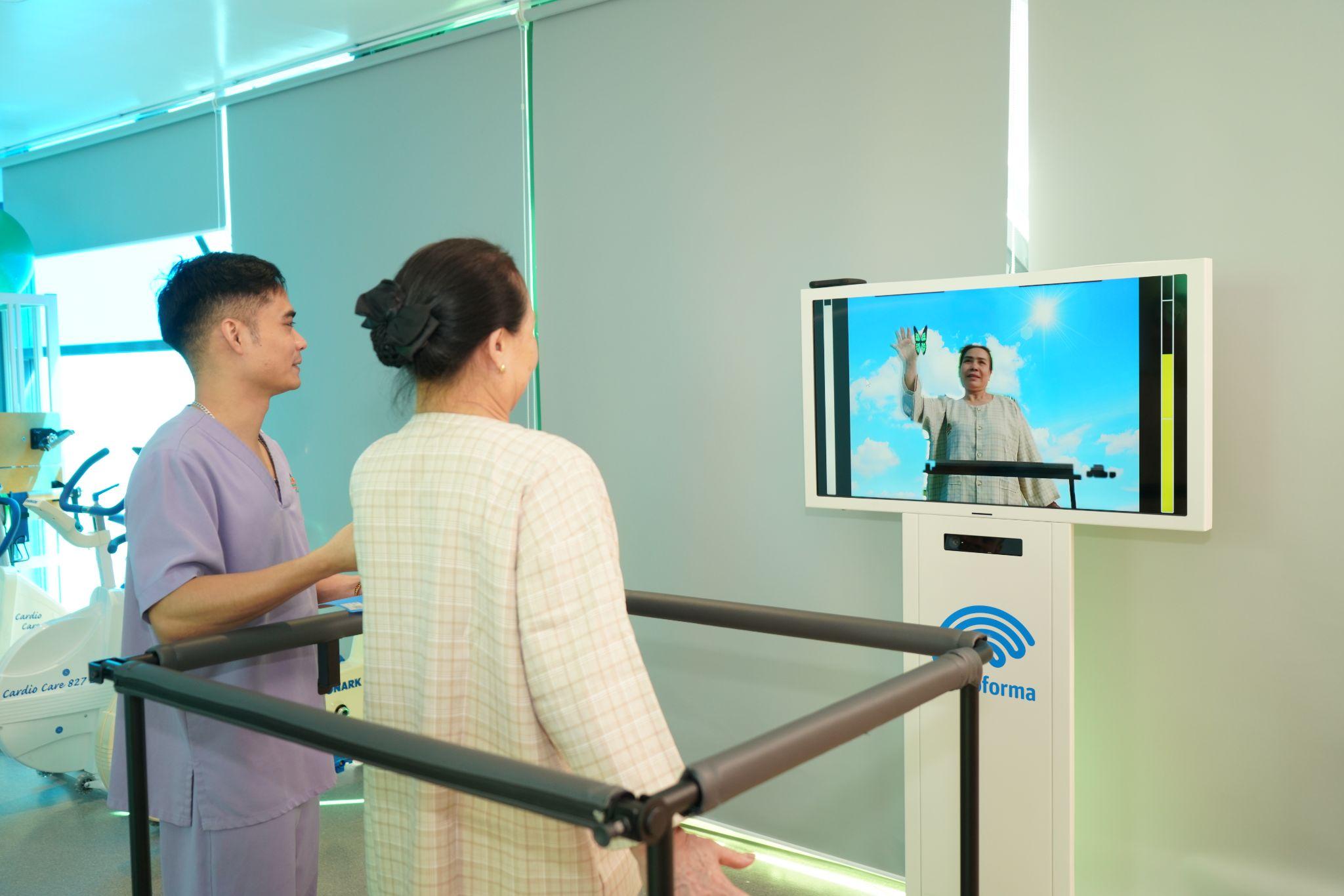 Người bệnh tương tác trực tiếp với các bài tập trên hệ thống tập vận động thực tế ảo Neuroforma tích hợp AI