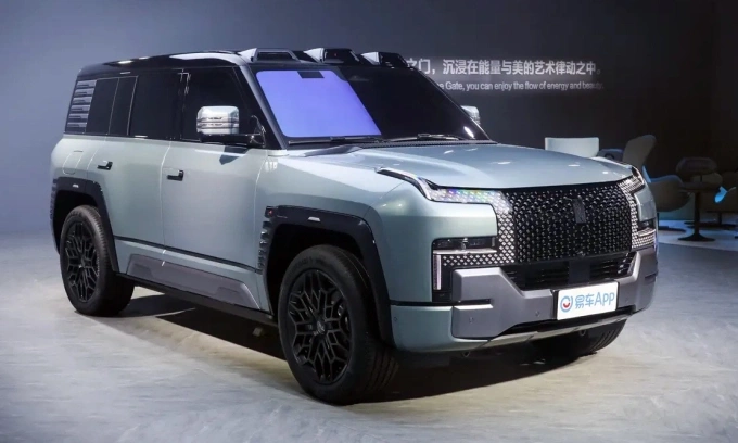 Xe Yangwang U8 với hệ thống trợ lái tiên tiến Mắt Thần, trang bị 3 camera lidar trên nóc. Ảnh: CarNewsChina