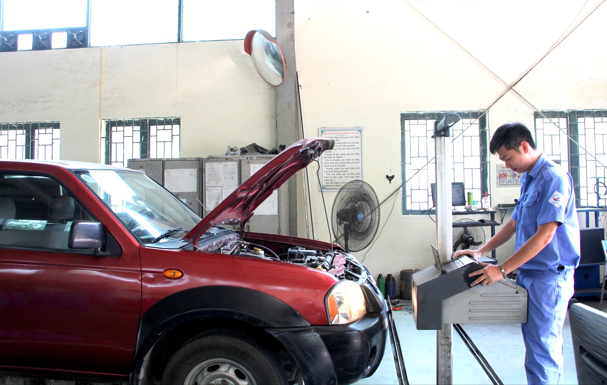 Hết cảnh xếp hàng chờ đăng kiểm xe - Ảnh 1.