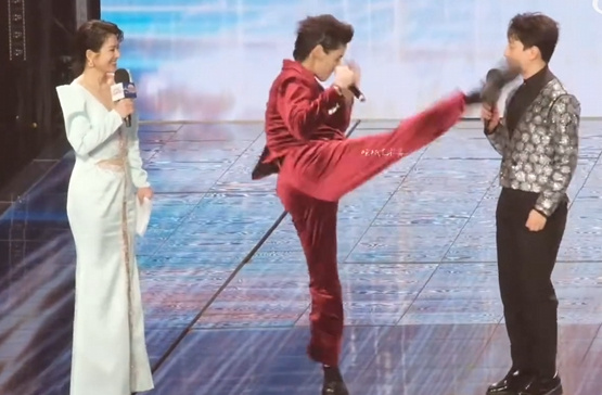 Het mua may quay cuong con tung cuoc vao mat