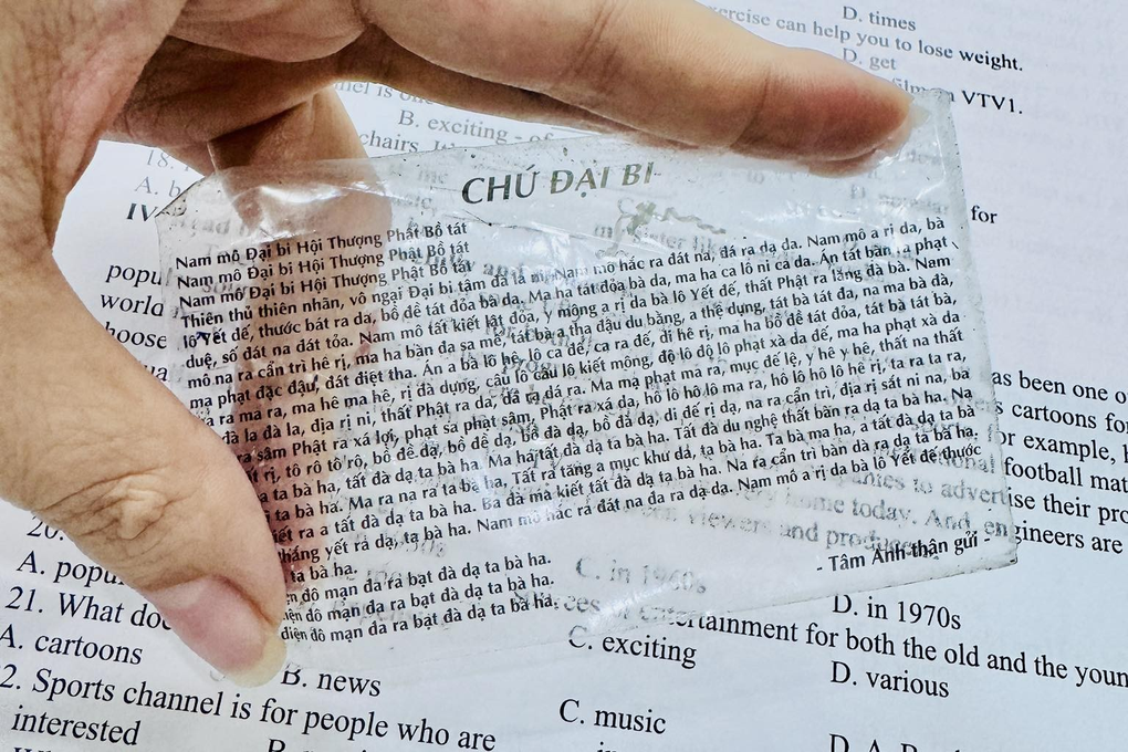 Hiểu lầm học sinh mang phao trong suốt, cô giáo bật cười khi biết sự thật - 1