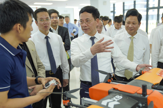 Bộ trưởng Bộ Khoa học và Công nghệ Nguyễn Mạnh Hùng tham quan, trao đổi với các kỹ sư công nghệ tại một triển lãm ở TP Đà Nẵng, ngày 28/7/2025. Ảnh: Nguyễn Đông