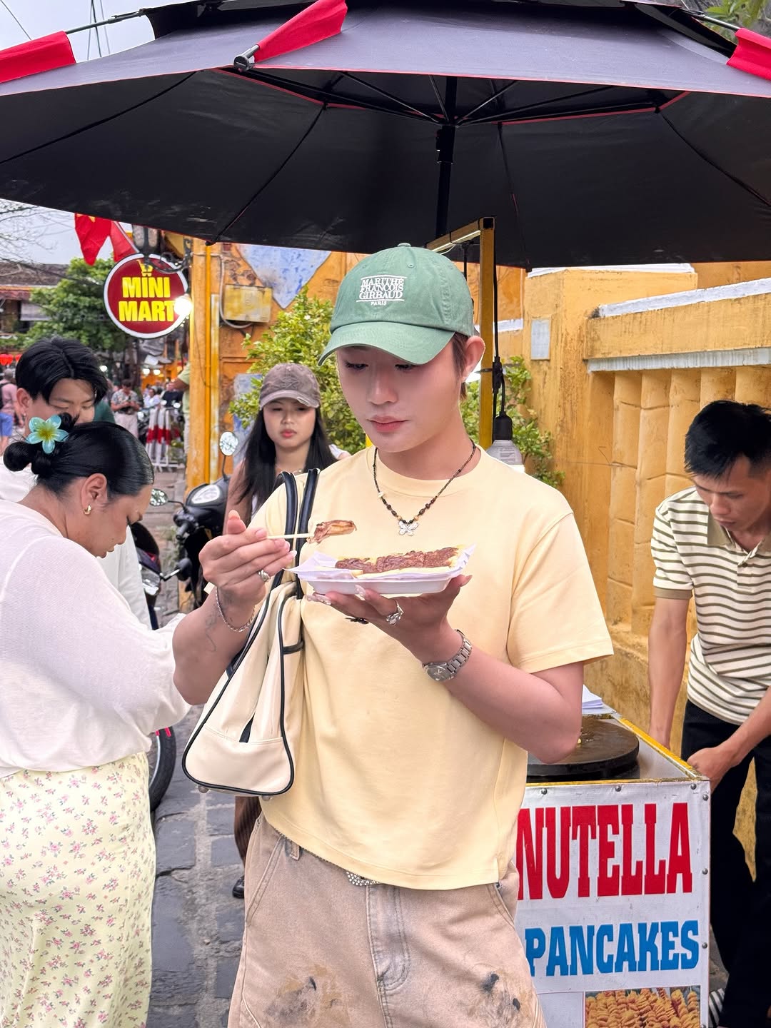 Khách Thái bật khóc nức nở giữa Đà Nẵng: 