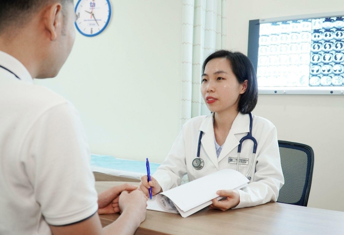 Bác sĩ Ngọc Lan đang tư vấn cho một người bệnh. Ảnh: Bệnh viện Đa khoa Tâm Anh