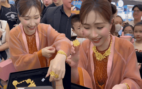 Hoà Minzy được fan tặng 