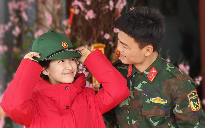 Hoà Minzy làm bùng nổ mạng xã hội khi công khai chuyện tình với Đại úy Thăng Văn Cương.