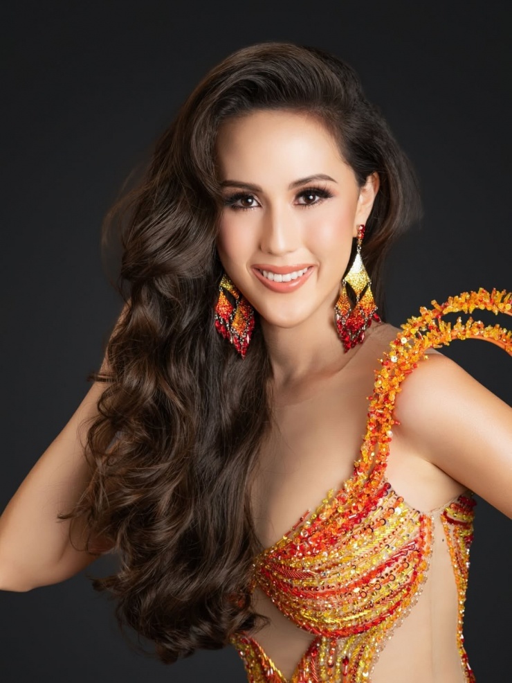 Emily Smith từ bỏ danh hiệu Hoa hậu Quốc tế Guam.