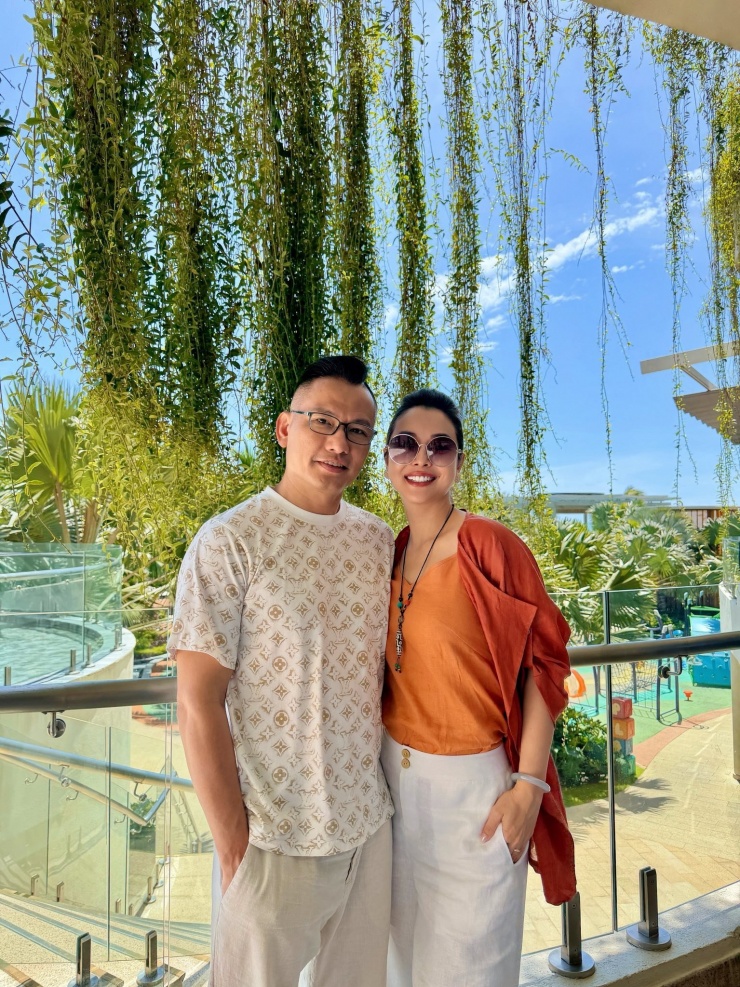 Jennifer Phạm bên chồng. 