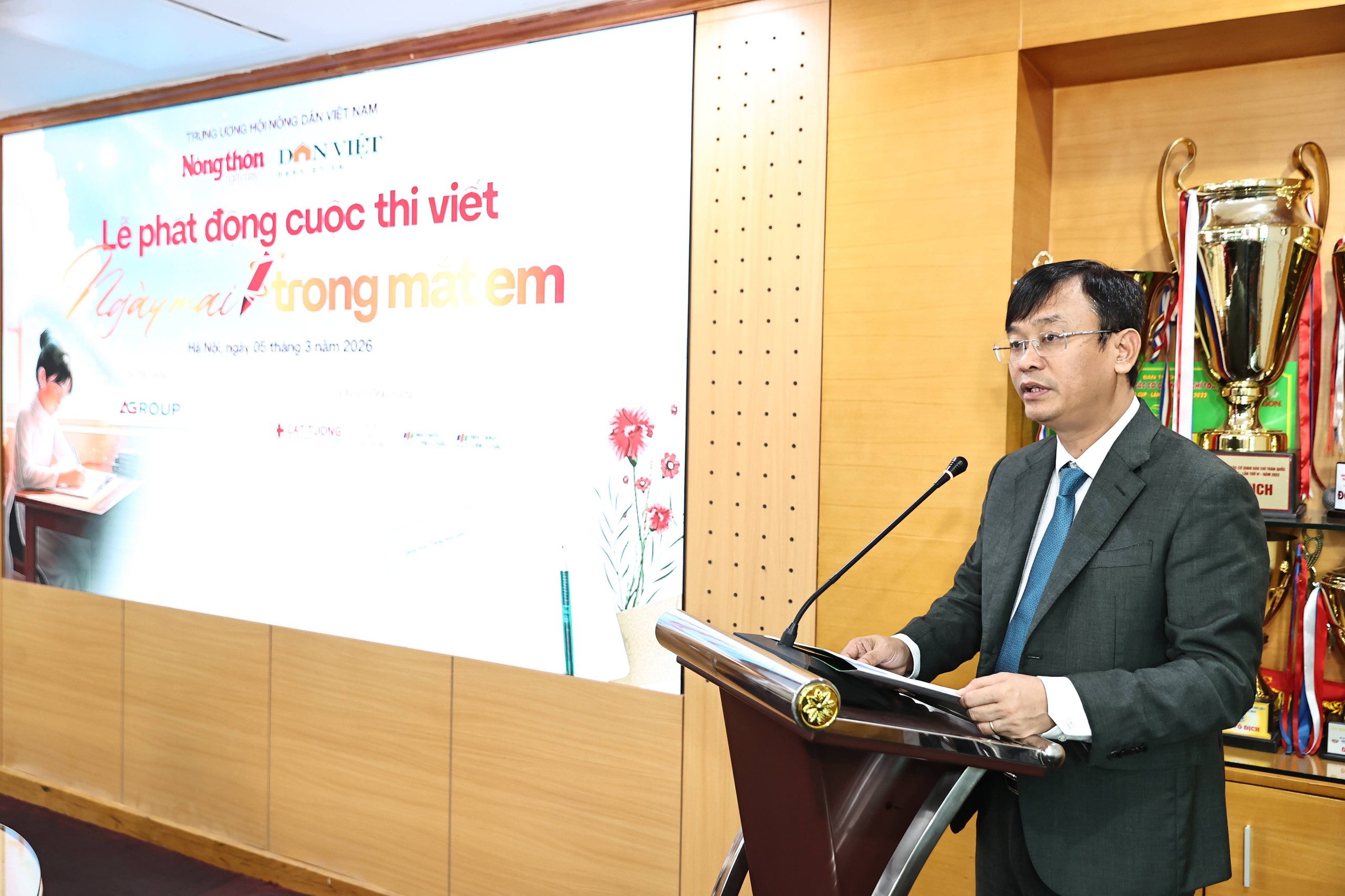 Hoa hậu Ngọc Hân, diễn viên Chí Trung, Hà Việt Dũng ngồi 