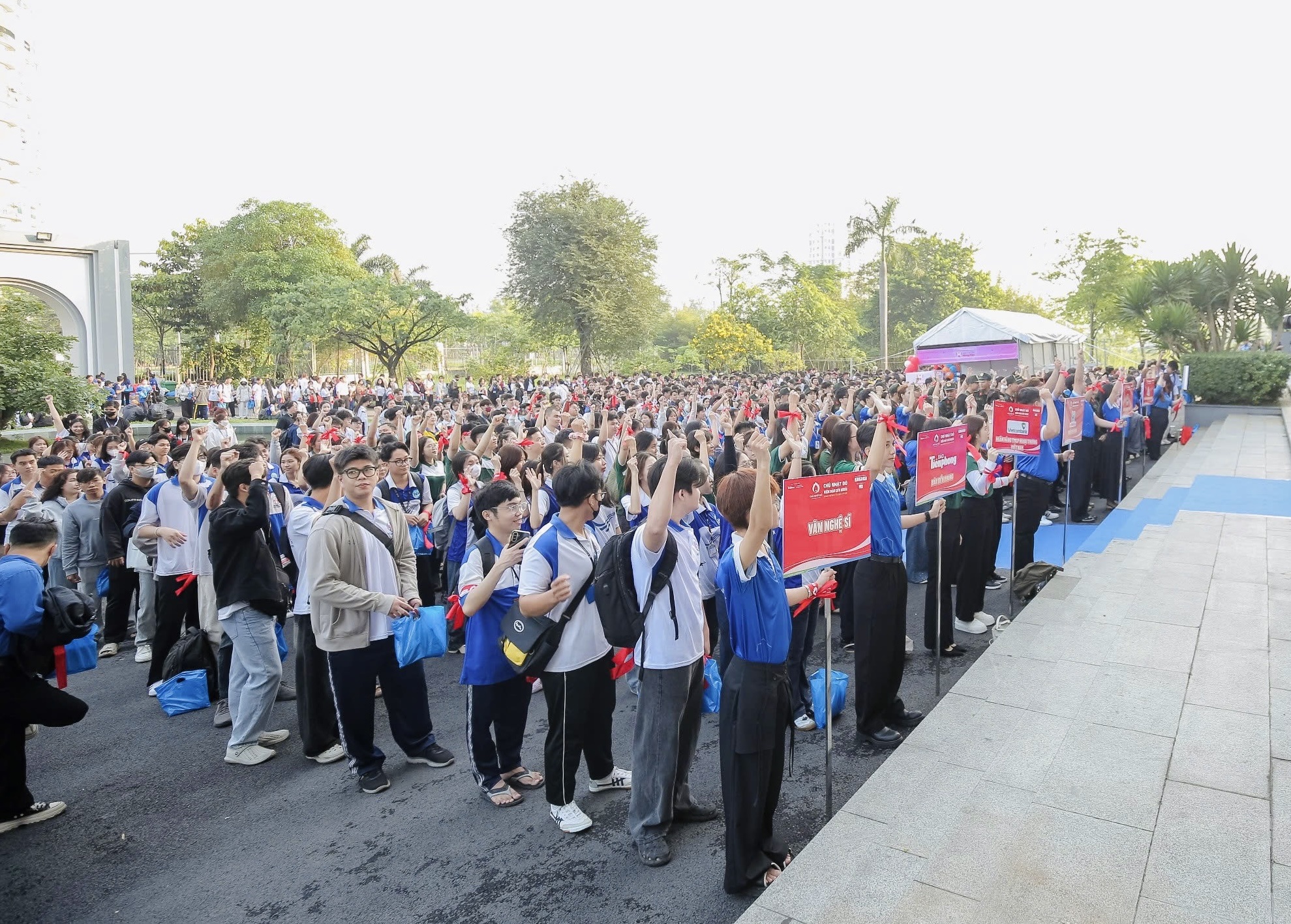 TP.HCM: Hoa hậu Thanh Thủy cùng hơn 5.000 sinh viên hiến máu tại ‘Chủ nhật đỏ’ - Ảnh 1.