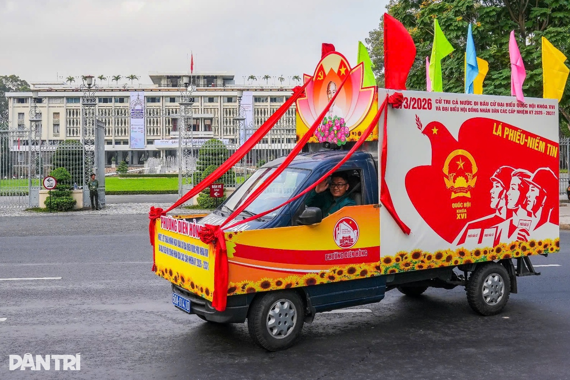 Hoa hậu Thanh Thủy, nhạc sĩ Nguyễn Văn Chung hào hứng trong ngày bầu cử - 1