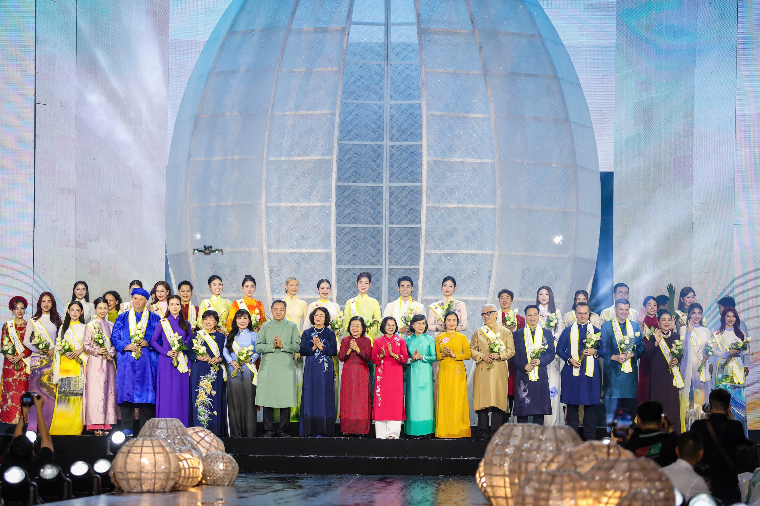 Hoa hậu Venezuela, Mỹ khoe sắc cùng áo dài trên đường đi bộ Nguyễn Huệ- Ảnh 1.