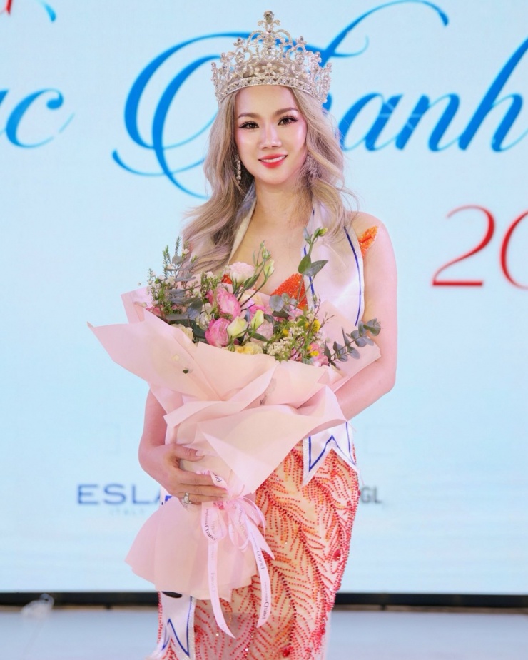 Trong cuộc thi Đại sứ Tóc bạc thanh lịch 2026 do Hiệp hội thiết kế mẫu và sáng tạo Mỹ thuật Việt Nam cùng Viện nghiên cứu tóc bạc và chăm sóc da tổ chức, Đinh Thị Phương Thu (Thu Đinh, 52 tuổi, quê Quy Nhơn) giành danh hiệu cao nhất của nhóm 45-55 tuổi. Từ đây, chị được nhiều người gọi với danh xưng 'hoa hậu tóc bạc' của nhóm những chị em yêu thích để tóc bạc tự nhiên.