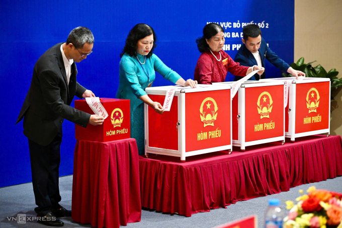 Tổ bầu cử tại phường Ba Đình, Hà Nội kiểm tra phiếu trước khi niêm phong để tiến hành bầu cử, sáng 15.3. Ảnh: Giang Huy