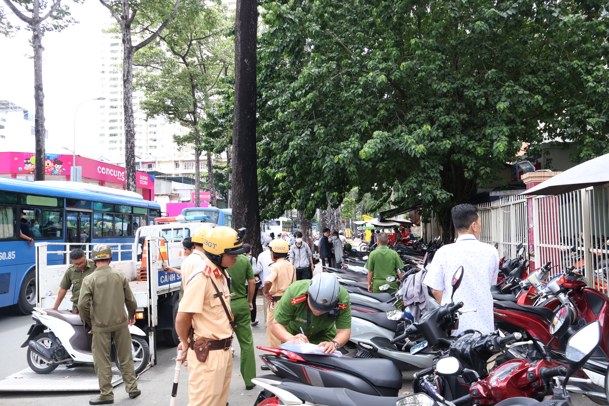 Hoàn thiện quy định nhà 'mặt tiền' được kinh doanh khi bảo đảm trật tự an toàn giao thông ở TP.HCM - Ảnh 1.