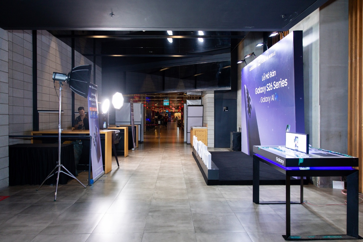 1h sáng nhận Galaxy S26 tại rạp chiếu phim: Hoàng Hà Mobile biến đêm mở bán thành “date night” đúng nghĩa- Ảnh 1.