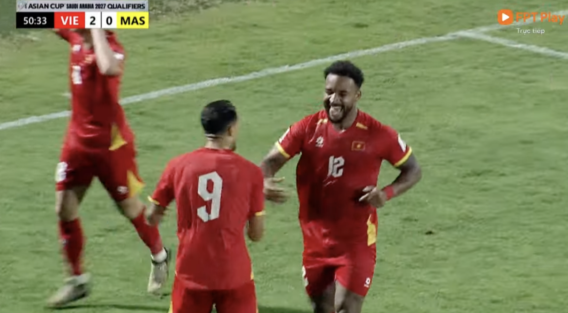 Đẳng cấp: Hoàng Hên kiến tạo, Xuân Son ghi 2 bàn, vén áo lên đếm đủ 8 múi cực phẩm đáp trả cực gắt khi bị chê lên cân- Ảnh 1.