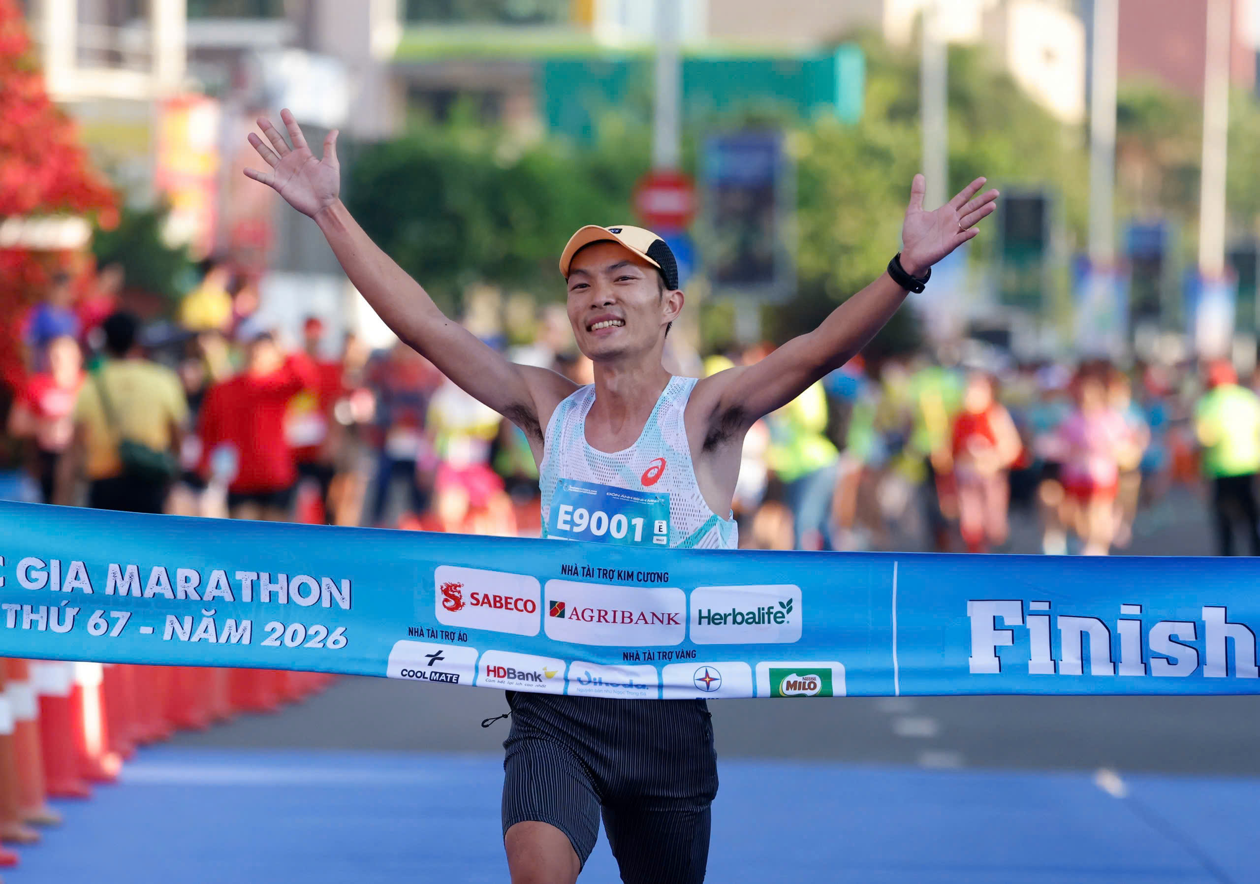 Hoàng Nguyên Thanh, Phạm Thị Hồng Lệ vô địch 42,195km Giải marathon quốc gia 2026 - Ảnh 1.