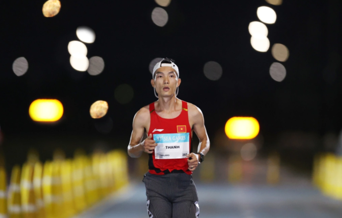 Hoàng Nguyên Thanh thi đấu marathon nam tại SEA Games 33. Ảnh: Đức Đồng