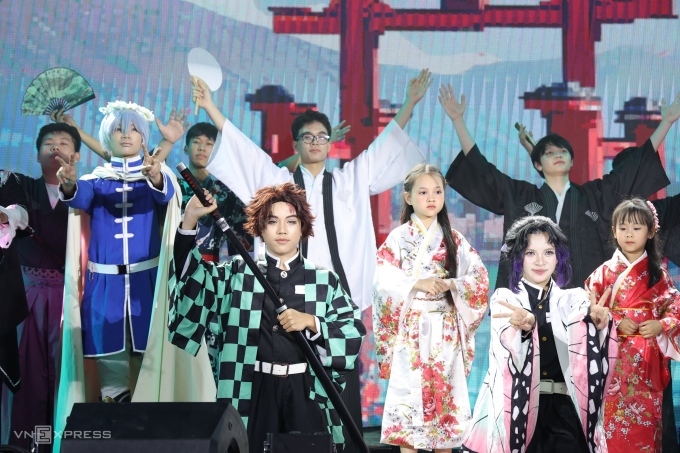 Học sinh lớp 10 chuyên Nhật cosplay các nhân vật trong hai bộ truyện tranh nổi tiếng Pháp sư tiễn táng và Thanh gươm diệt quỷ trong đêm nghệ thuật Sắc màu chuyên Ngoại ngữ, tối 27/3. Ảnh: Thanh Hằng