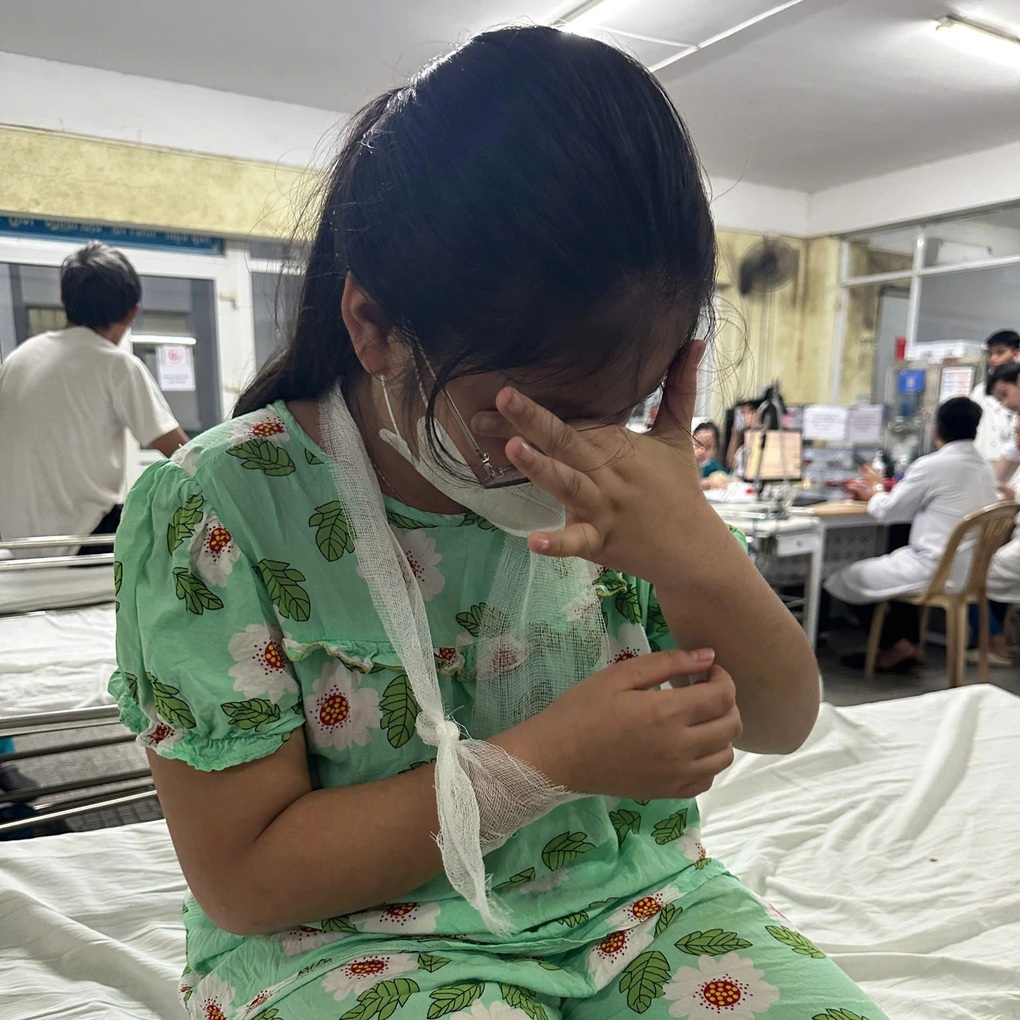 Học sinh lớp 4 nghi bị cô giáo dùng thước đánh chấn thương tay vì quên vở - 1