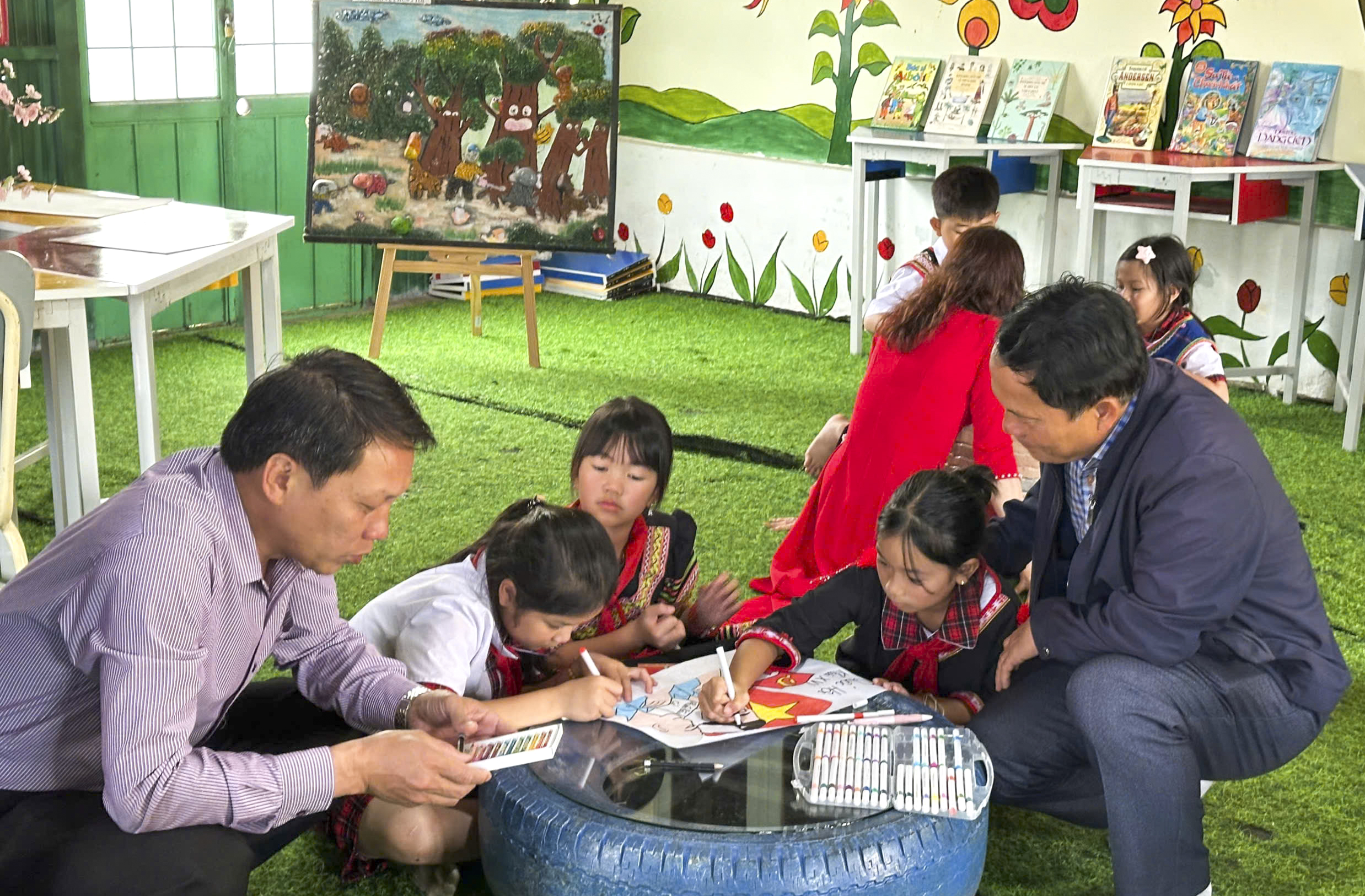 Học sinh người Xơ Đăng vẽ tranh cổ động ngày bầu cử- Ảnh 1.