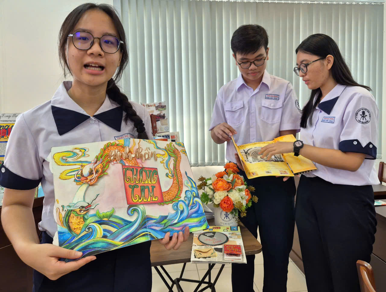 Học sinh trường chuyên làm 'sách' song ngữ về di sản TP.HCM - Ảnh 1.