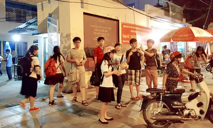 Học thêm sau thông tư 29: Phụ huynh nói chi phí tăng, giờ học đảo lộn 1 học thêm - Ảnh 1.