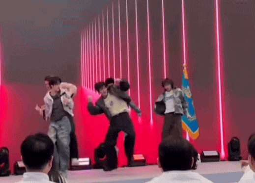 Hội mỹ nam hot nhất hiện tại diễn ở Nhà Xanh: Nhạc hay đẹp đều cả nhóm, 10 triệu fan chỉ là chuyện nhỏ- Ảnh 2.